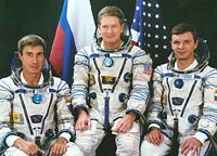 Soyuz TM-31 crew portrait (Loty Kosmiczne)